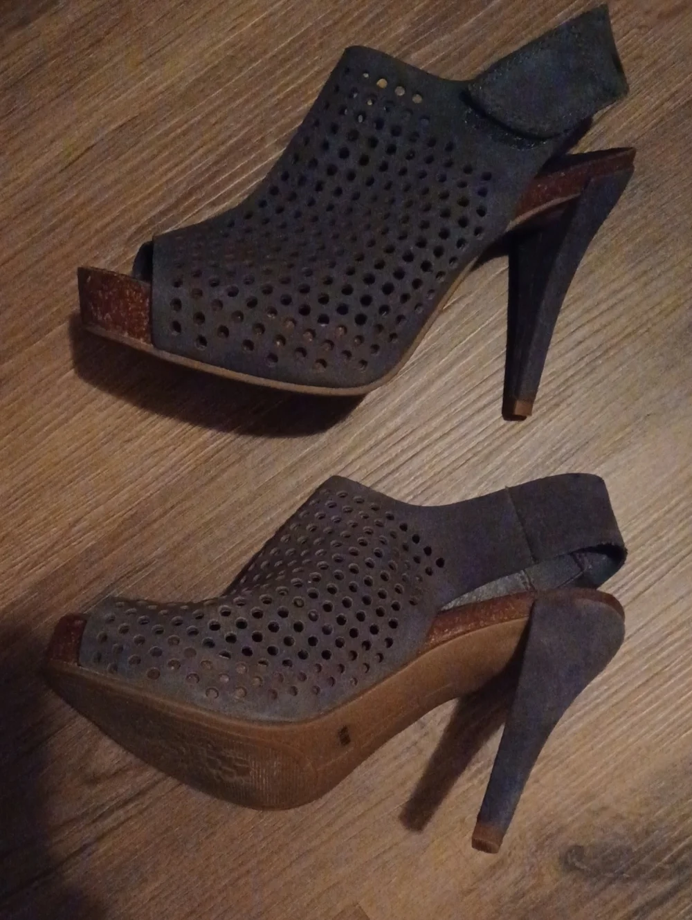 ● Vince Camuto Charcoal Perforated Peep-Toe Slingback Heels Size 6